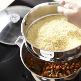 Cuit-vapeur en inox 24 cm DE BUYER utilisé pour une cuisson vapeur au-dessus d'une casserole