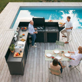 Cuisine extérieure Gris Cargo ENO installée au bord d'une piscine, avec des convives profitant d'un repas en plein air.