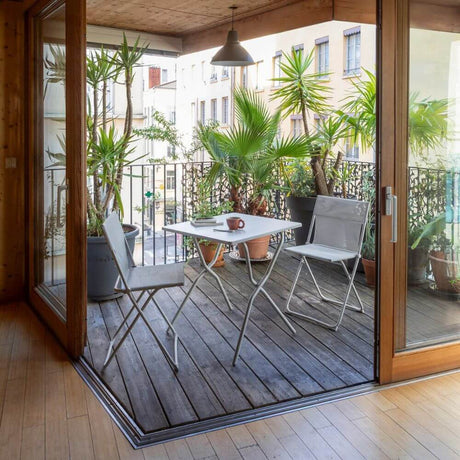 Ensemble table carrée Balcony II Lafuma avec 2 chaises pliantes mobilier balcon compact extérieur