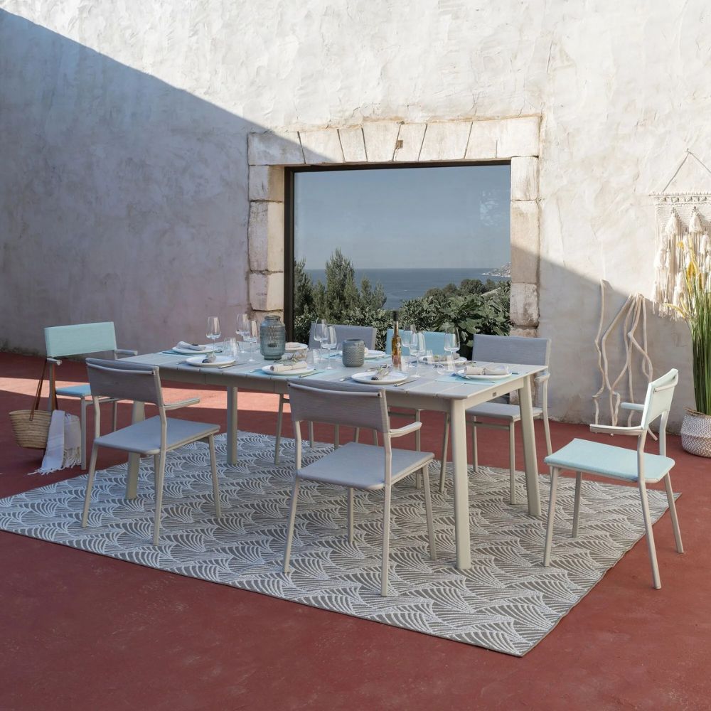 Tapis Marsanne Eventail Beige Lafuma sous table de jardin sur terrasse