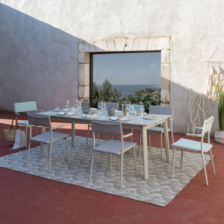 Tapis Marsanne Eventail Beige Lafuma sous table de jardin sur terrasse