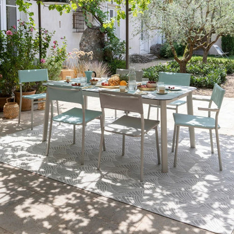 Grand tapis Marsanne Eventail Gris Lafuma sous table de jardin sur terrasse