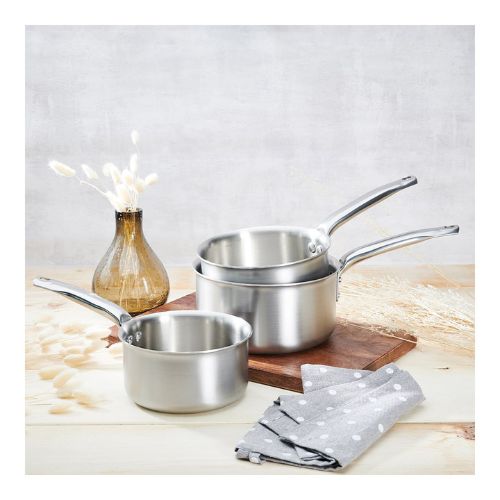 Lot de 3 casseroles Alchimy DE BUYER en inox multicouche présenté dans une cuisine