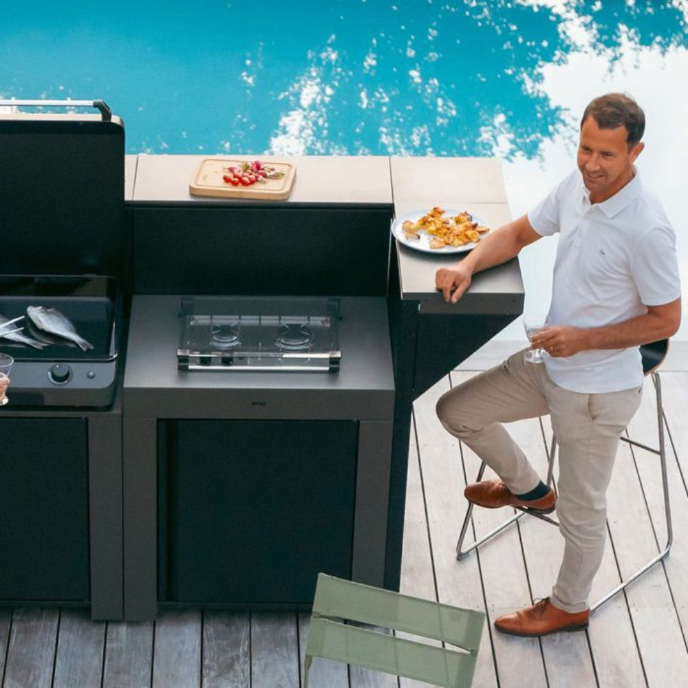 Espace cuisine extérieure modulable avec Module Table MASTER 80 cm Gris Cargo – ENO, plancha et coin repas au bord d’une piscine.