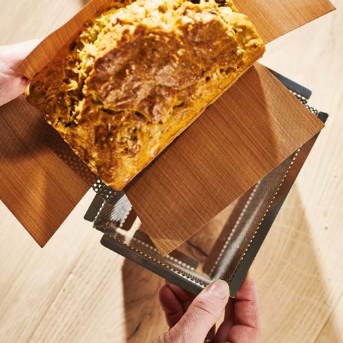 Moule à cake perforé fond amovible 15 cm + 2 feuilles cuisson - DE BUYER inox