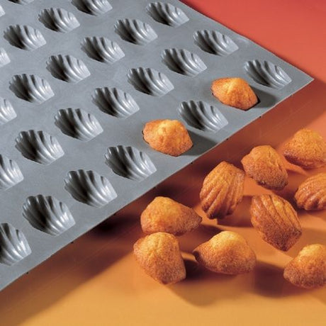 Moule en silicone 20 mini-madeleines ELASTOMOULE® DE BUYER avec mini-madeleines fraîchement cuites