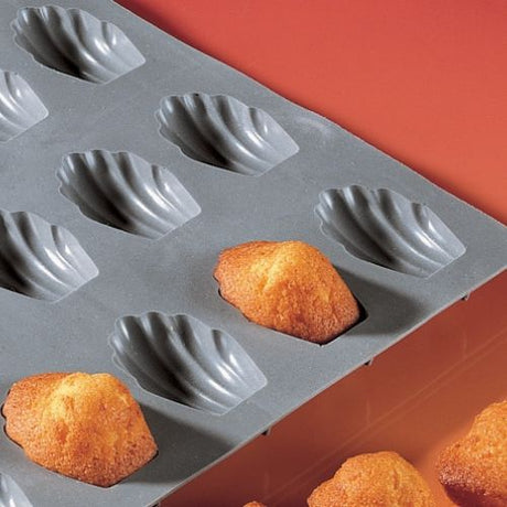 Moule en silicone 8 madeleines ELASTOMOULE® De Buyer avec madeleines fraîchement cuites