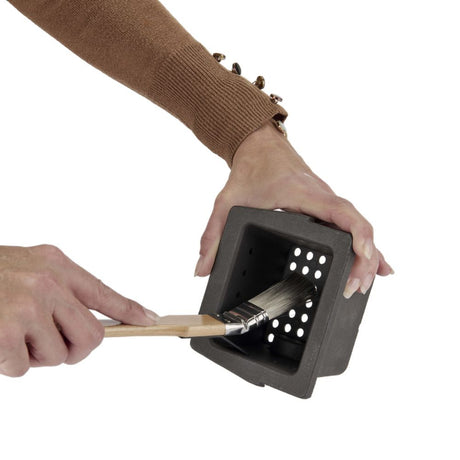 Pinceau racloir SCRAT DIXNEUF utilisé pour nettoyer le creuset d’un poêle à granulés