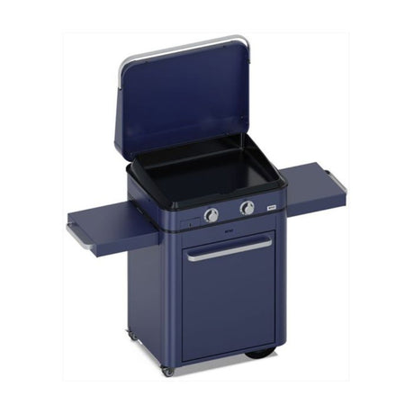 Plancha gaz Enosign 65 bleu navy sur chariot avec capot ouvert et tablettes déployées, idéale pour une cuisine extérieure élégante et fonctionnelle.