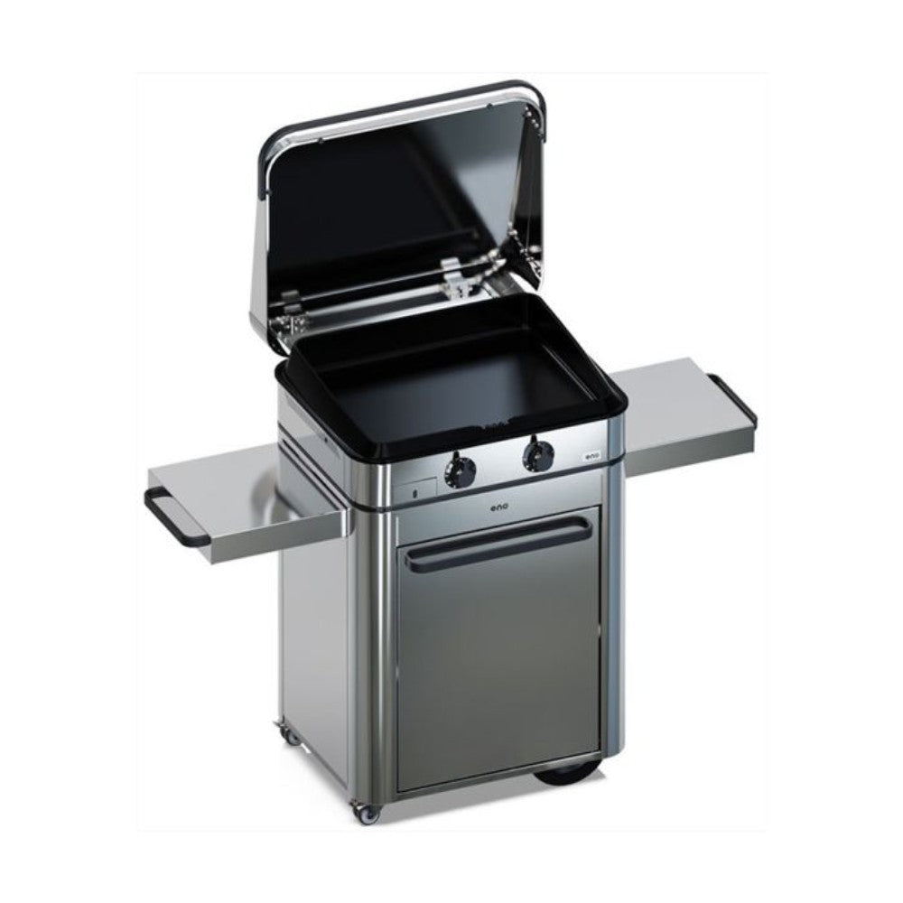 Plancha gaz ENOSIGN 65 sur chariot inox - ENO, avec capot ouvert, tablettes latérales coulissantes et finition en inox poli.