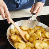 Poêle acier MINERAL B LOQY 28 cm DE BUYER utilisée pour la cuisson de pommes de terre sautées