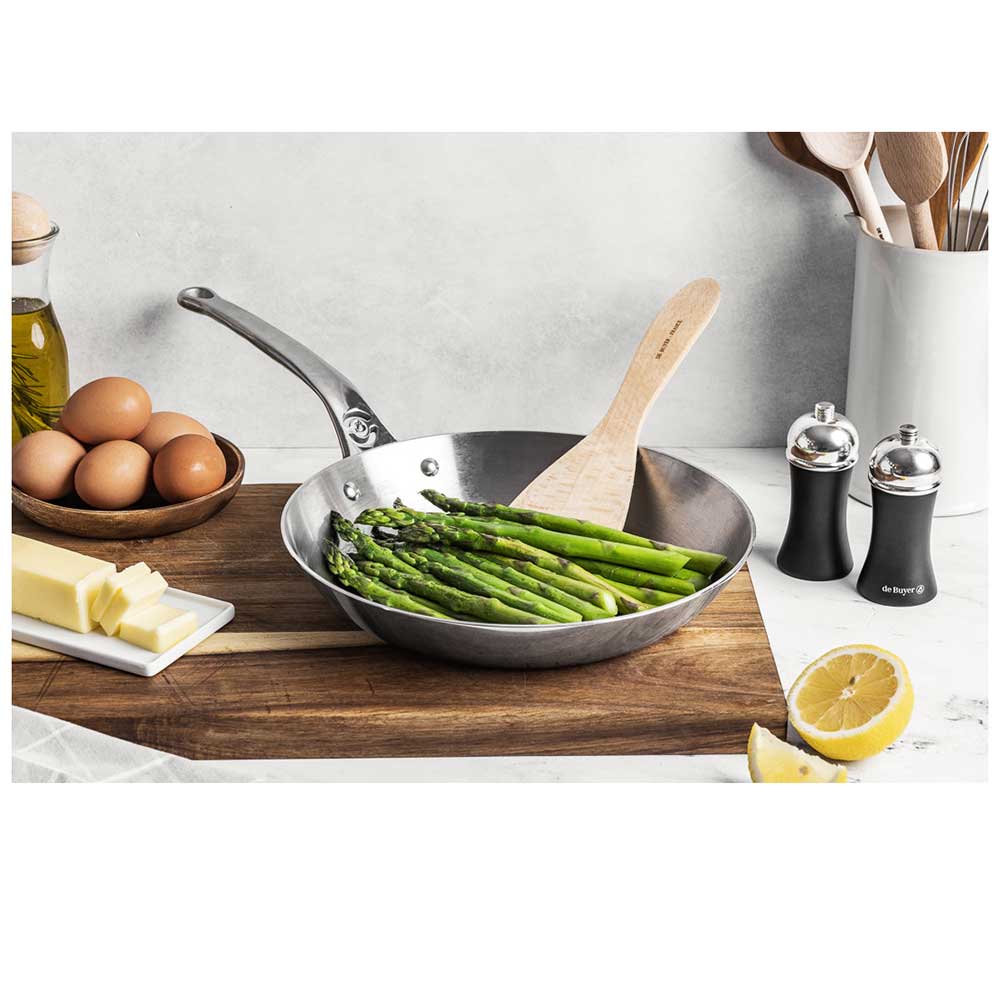 Poêle affinity de buyer avec de la nourriture