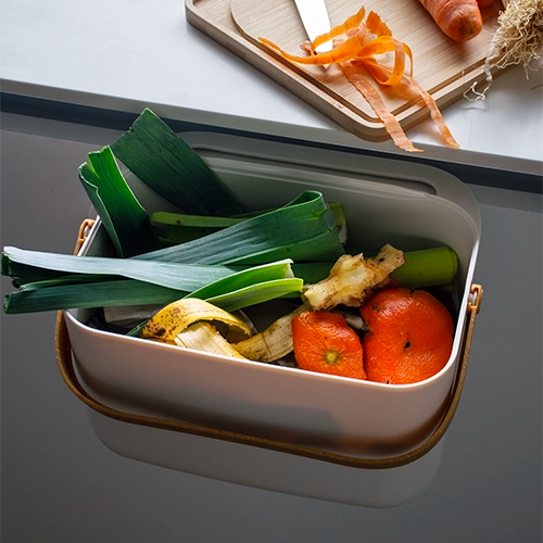 Seau à compost Pebbly 4,5 L en plastique recyclé rempli de déchets organiques en cuisine