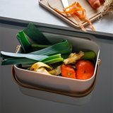 Seau à compost Pebbly 4,5 L en plastique recyclé rempli de déchets organiques en cuisine