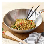 Wok en inox ALCHIMY 28 cm DE BUYER en situation de cuisson avec nouilles et légumes