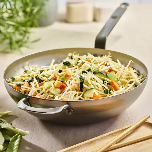 Wok MINERAL B 32 cm DE BUYER en situation de cuisson avec légumes