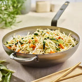 Wok MINERAL B 32 cm DE BUYER en situation de cuisson avec légumes