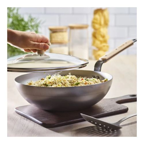 Wok MINERAL B BOIS 28 cm DE BUYER en situation de cuisson avec couvercle