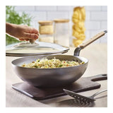 Wok MINERAL B BOIS 28 cm DE BUYER en situation de cuisson avec couvercle