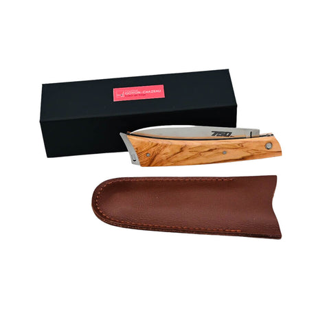 Couteau pliant 750 avec manche en olivier fourni avec un étui en cuir et présenté dans un coffret cadeau de la coutellerie Goyon-Chazeau